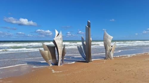 « The Braves », d’Anilore Banon, Sculpture implantée sur la plage d’Omaha Beach, elle rend hommage aux soldats tombés lors du débarquement. Elle symbolise le courage et les ailes de la liberté. 